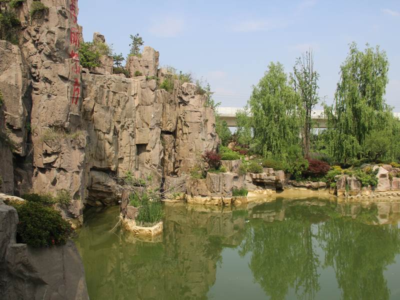 秀麗東方大型塑石假山制作案例 秀麗東方大型塑石假山制作案例